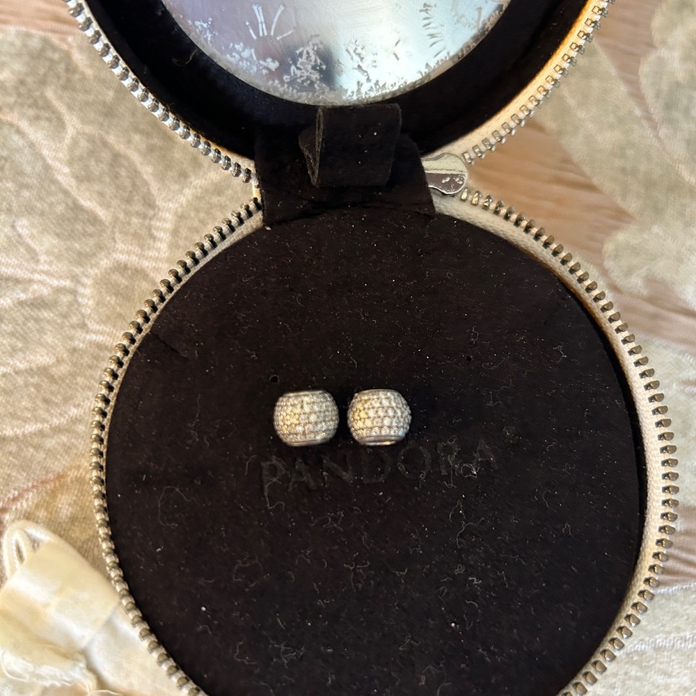 Pandora charms crystal. Case is not included.